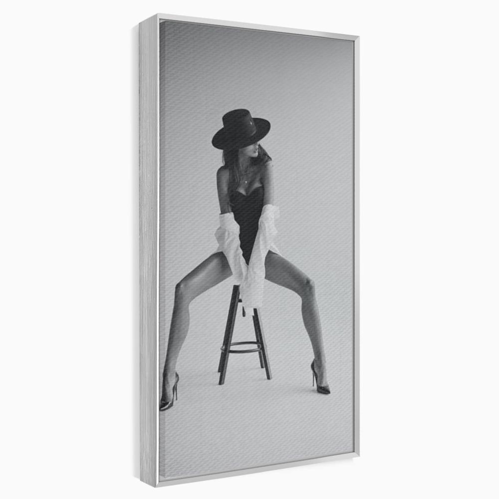 Tablou canvas cu tablou canvas cu femeie pe scaun, in rama de aluminiu argintiu